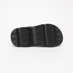 Vente en gros de sandales plates élégantes pour enfants semelle de chaussure en PU chaussures d'école pieds nus légers pour adolescents garçons pantoufles noires - Product Image 5