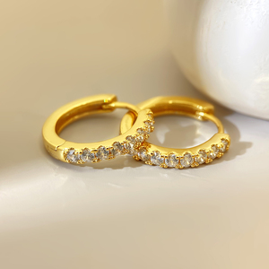 Aros de Oro de 18K Hipoalergénicos al por Mayor, Pendientes de Aro Huggie Clásicos de 15mm con Una Hilera de Zirconia para Mujer - Product Image 4