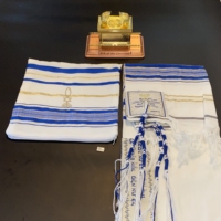 Châle de prière juif israélien Tallit en polyester bleu à rayures dorées, brodé de scripturs hébraïques, châle religieux
