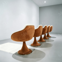 Fauteuil d'appoint moderne de luxe fait main en forme de tulipe capitonnée |   Fauteuil lounge en cuir suédé avec structure en bois massif pour la maison ou le bureau