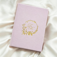 Invitation de mariage de luxe en velours rose poudré, personnalisée avec monogramme floral en feuille d'or, suite de cartes d'invitation de mariage en acrylique argenté effet miroir