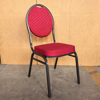 Chaise de banquet à dossier ovale, structure en métal martelé, revêtement à motif rouge, empilable, pour salle de bal d'hôtel, réception