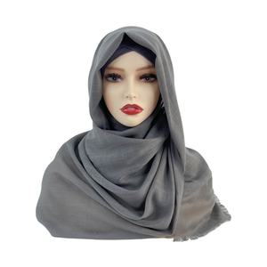 Pañuelo instantáneo para mujer, estilo islámico, de poliéster, bambú, algodón y voile de tejido liso, tipo Sheila, color <span class=keywords><strong>verde</strong></span> esmeralda liso, 60 colores - Product Image 4