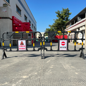 Barrera de Tráfico de Plástico HDPE de 1600*1000 mm Moldeada por Soplado, Barrera de Seguridad Temporal para Control de Multitudes - Product Image 1