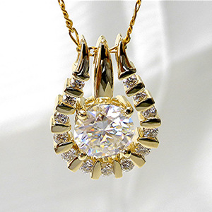 Ciondolo con Diamante in Oro Giallo, Taglio Brillante Rotondo, Diamante Naturale Colore G, Gioiello Classico da Donna per Fidanzamento - Product Image 1