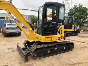 Miniexcavadora Komatsu PC55MR con orugas amarillas y negras, cabina cómoda y espacio para el operador con aire acondicionado - Product Image 3