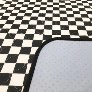 Tapis pour animaux de compagnie à quatre couches super absorbant antidérapant réutilisable imprimé à carreaux noir et blanc pour chiens - Product Image 3