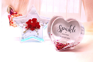Chine gros acrylique OEM personnalisé nouveauté cadeaux photo insérer cadre photo drôle acrylique coeur forme neige eau globe - Product Image 6