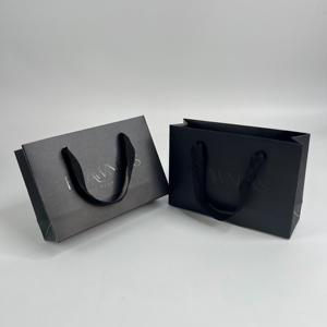 Sacs en papier noir personnalisés avec impression UV - Sacs shopping noirs mats de luxe avec poignées en tissu, sacs en papier de marque - Product Image 2