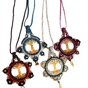 Collier pendentif vintage en argent en forme de lune avec serti circulaire et motif macramé délicat, unisexe - Product Image 1