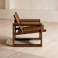 Fauteuil lounge scandinave moderne en bois massif vieilli et cuir, design créatif, style mi-siècle, pour salon ou salle de thé