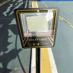 Projecteur solaire LED IP65 pour jardin et camping - Product Image 3