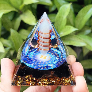 Pirámide de Cristal, Resina Epoxi, Decoración Artesanal, Adorno para Acuario, Regalo de Escritorio, Ecológico - Product Image 1