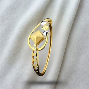 Elegante Brazalete de Diseño Chapado en Oro para Mujer con Patrón de Corazón y Detalles en Dos Tonos, Joyería de Moda con Estilo para Uso Diario - Product Image 1