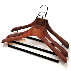 Cintre <span class=keywords><strong>de</strong></span> costume en <span class=keywords><strong>bois</strong></span> personnalisé <span class=keywords><strong>de</strong></span> vente chaude cintres résistants vêtements barre antidérapante cintres en <span class=keywords><strong>bois</strong></span> - Product Image 3