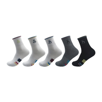 Chaussettes de sport tricotées avec logo personnalisé pour femmes, élégantes, de couleur rouge, longueur de l'équipage, design excellent pour une utilisation toute l'année en hiver