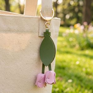 Porte-clés en cuir PU motif tulipe, breloque de sac pour femme, accessoire de voiture, cordon de main, cadeaux promotionnels portables de bienvenue - Product Image 4