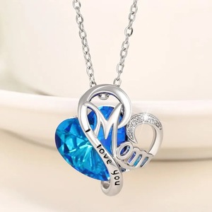 Ciondolo a forma di cuore con cristallo blu inciso con la scritta 'I Love You' in lega placcata argento, regalo romantico per lei, gioiello unisex. - Product Image 1