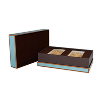 Boîte cadeau rigide personnalisée avec couvercle et base, estampage à chaud bleu mat et gaufrage, en matériaux recyclés pour emballage alimentaire avec support en mousse
