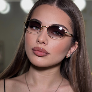 Lunettes de soleil ovales simples à petite monture pour femmes, protection UV400, en métal, style rétro, nouvelle collection 2026, tendance européenne et américaine pour le stylisme - Product Image 3