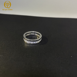 Anillo de hombre estilo hip hop de platino y oro macizo con diamantes de laboratorio de claridad VVS en medio y todo círculo, ideal para fiestas y bodas, joyería certificada IGI. - Product Image 3