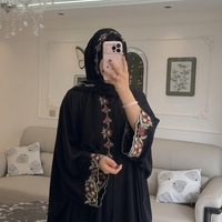 Robe élégante en laine et mousseline brodée de perles à manches longues avec hijab assorti et travail de strass floraux – Ensemble musulman