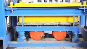Machine de fabrication de blocs creux en béton QTJ4-40, facile à utiliser, <span class=keywords><strong>pour</strong></span> sable et plastique, 1500-1000 kg - Product Image 6