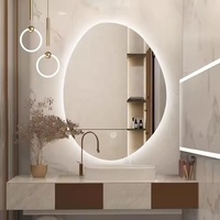 Miroir de salle de bain intelligent LED mural sans bordure, anti-buée, de forme irrégulière, moderne et personnalisé pour table de toilette d'hôtel