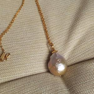 Collier en perles de forme baroque naturelle enveloppé d'or 14 carats avec peinture à l'huile colorée, style simple et élégant de palais - Product Image 1