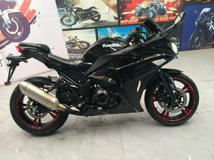 Moto sportive <span class=keywords><strong>Kawasaki</strong></span> Ninja Junior avec moteur bicylindre refroidi par eau de <span class=keywords><strong>650</strong></span> cm³. Le corps est conçu pour être léger. - Product Image 4