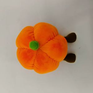 笑顔で座っているカボチャのぬいぐるみ - Product Image 3
