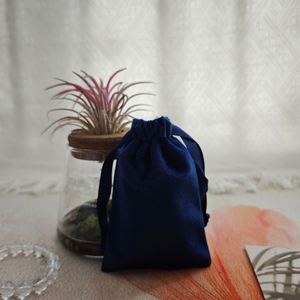 Sac cadeau en velours bleu foncé avec logo personnalisé pour bijoux, colliers, bagues et bracelets – Offre spéciale - Product Image 6