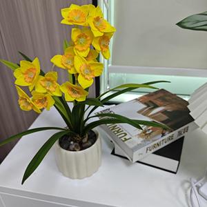 Plante artificielle en pot de narcisse jaune à 3 têtes en caoutchouc souple, pour décoration intérieure, salon, mariage, Dream Castle - Product Image 1