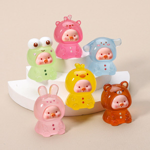 Ornements en résine de cochon rouge vif phosphorescents, accessoires de bijoux DIY de style dessin animé pour voiture et sacs surprises - Product Image 4