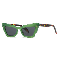 Lunettes de soleil rétro uniques pour hommes, style œil de chat, avec monture marron et motif vague de couleur papillon, protection UV400