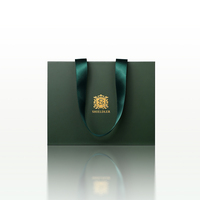 Boîte-cadeau en carton vert foncé de 2mm d'épaisseur personnalisable fermeture magnétique Logo doré forme de livre poignée de ruban laminé mat