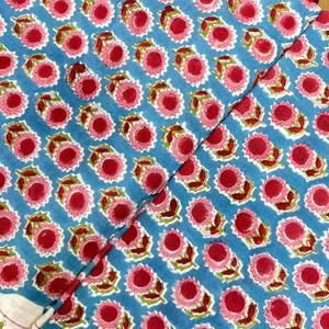 Tela de Algodón Azul Cielo con Estampado Floral Rosa y Rojo, Patrón de Flores Tradicionales para Vestidos Kurti, Trajes Salwar y Prendas Étnicas - Product Image 3