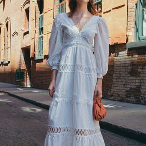 Robe longue d'été blanche multi-couches à col en V profond, manches longues bouffantes, broderie ajourée, robe en coton brodée sur mesure - Product Image 4