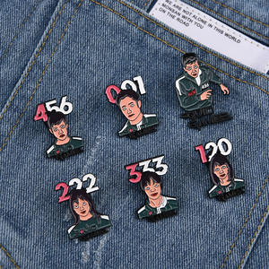 Maßgefertigter Gruseliger Emaille-Hutclip mit Blutrahmen-Design, Individuelle Hutnadeln - Product Image 6