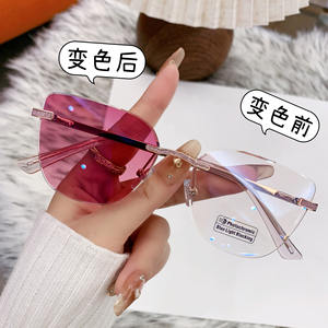 Gafas de sol estilo ojo de gato KJL-95031 para mujer, lentes de PC con protección UV400, montura de aleación de zinc, estilo urbano moderno, lentes que cambian de color. - Product Image 2