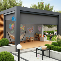 Aluminium Motorisierte Lamellen-Pergola Einziehbares Dach Wasserdichte Außenstruktur Mit Glas-Seitenwänden Umweltfreundliches Design