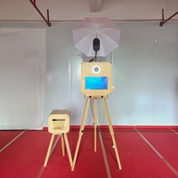 Photomaton vintage en bois avec écran tactile 15,6 pouces, anneau lumineux LED, hauteur réglable pour location de mariage, fête ou célébration