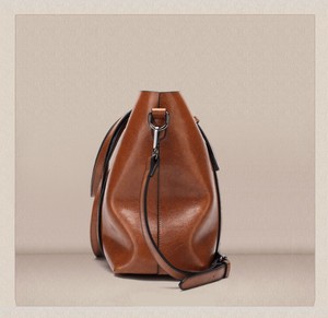 Fabricant de sacs à main en cuir de luxe avec logo personnalisé pour femmes Sacs à bandoulière végétaliens pour dames Sacs fourre-tout pour femmes - Product Image 5