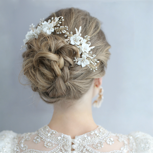 Peigne à cheveux de mariée en céramique blanche fait à la main - Accessoire de cheveux en perle d'eau douce pour mariage bal 2026 Coiffure vintage - Product Image 2