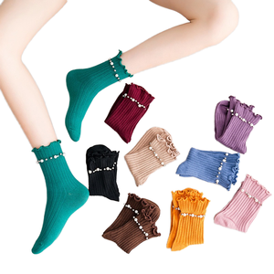 Vente en gros de <span class=keywords><strong>chaussettes</strong></span> pour femmes à la mode <span class=keywords><strong>jolies</strong></span> perles à volants en coton technique de tricot esthétique pour le printemps - Product Image 1