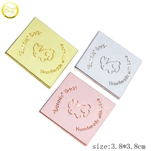 Chất Lượng Cao Sang Trọng Kim Loại Vali Nhãn Tùy Chỉnh Riêng Tấm Vàng Logo Hình Vuông Khắc Tên Tag Mềm Máy Giặt Bao Gồm - Product Image 2