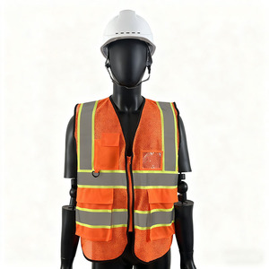 Светоотражающий жилет повышенной видимости, разработанный для максимальной функциональности, с множеством карманов для удобства и безопасности. - Product Image 1