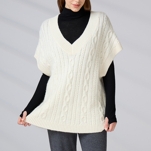 Gilet en tricot ample à col en V pour femmes, pull sans manches avec motif torsadé, par des fabricants de tricots - Product Image 4