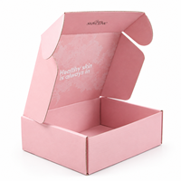 Boîte d'expédition en carton rose poudré pour emballage de produits de beauté, d'ambiance et de parfums, avec logo de marque et inscriptions