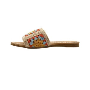 Comode pantofole da <span class=keywords><strong>donna</strong></span> <span class=keywords><strong>con</strong></span> chiusura a punta <span class=keywords><strong>con</strong></span> dettagli personalizzati impreziositi alla moda - Product Image 4